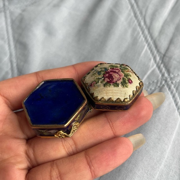 Ornate Unique Vintage Needlepoint Trinket Cloisonne Pendant Box🌹 - Picture 3 of 4